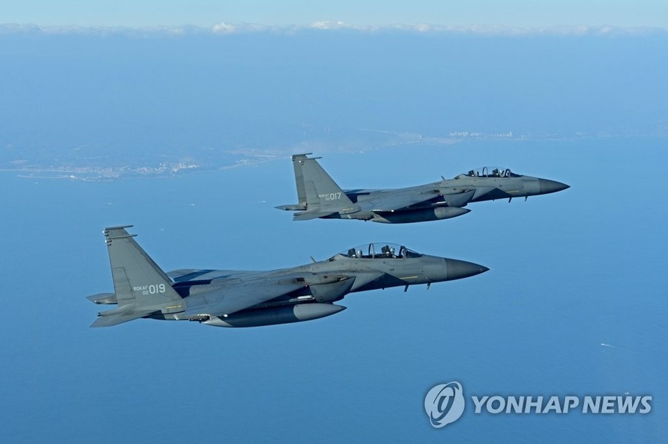 동해 상공을 초계비행 중인 공군의 F-15K 편대[연합뉴스 자료 사진]