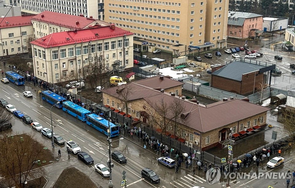 23일(현지시간) 모스크바 가브릴로프 혈액센터에 헌혈하러 모인 시민들[타스=연합뉴스 자료 사진]