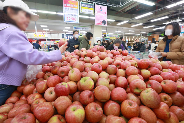 서울 시내 한 대형마트에서 시민이 사과를 고르고 있다.(사진=연합뉴스)