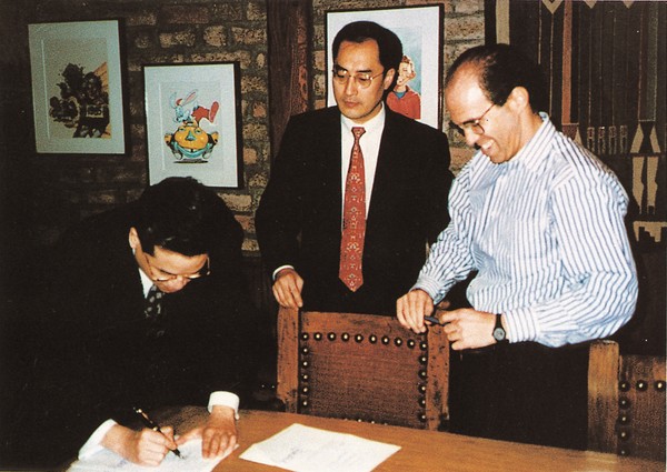CJ 이재현 회장이 1995년 드림웍스와 투자 계약을 체결하는 모습.(사진=CJ뉴스룸)