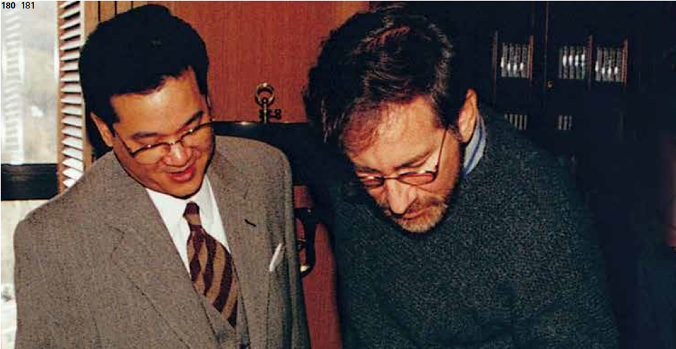 CJ제일제당이 드림웍스와 합작회사를 설립한 1995년 이재현 회장(당시 상무)과 스티븐 스필버그의 모습.(사진=CJ뉴스룸)