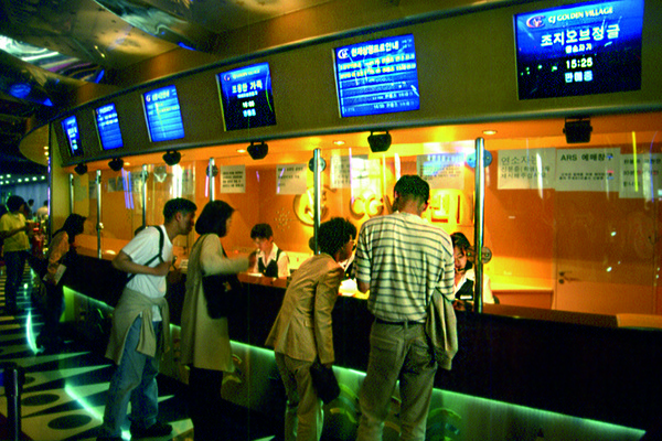 1998년 한국 최초로 개관한 멀티플렉스 극장 CGV의 모습.(사진=CJ뉴스룸)