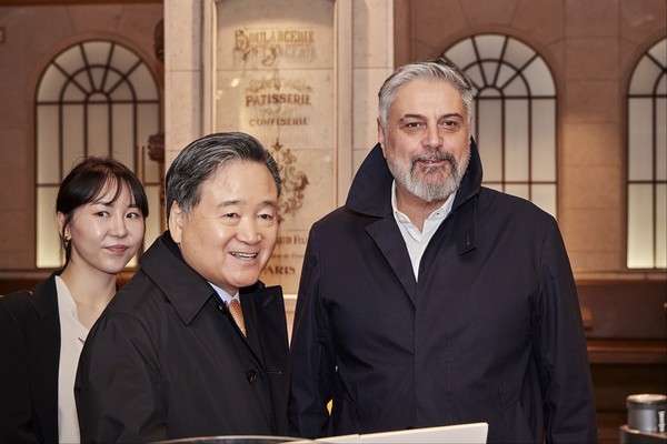 허영인 SPC 회장(왼쪽)과 마리오 파스쿠찌 회장이 함께 SPC그룹 주요 매장을 둘러보고 있다.(사진=SPC그룹)
