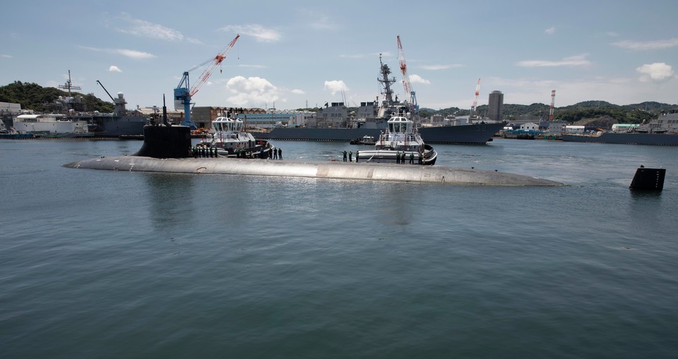 일본 요코스카항에 입항하는 미 해군 핵추진잠수함 코네티컷함[USNI 뉴스서 캡처]