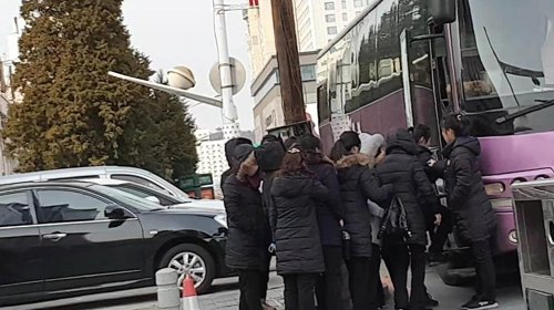 노동자들로 추정되는 북한 여성들이 중국 랴오닝성 단둥 근처에서 단체로 버스에 오르고 있다[연합뉴스 자료 사진]