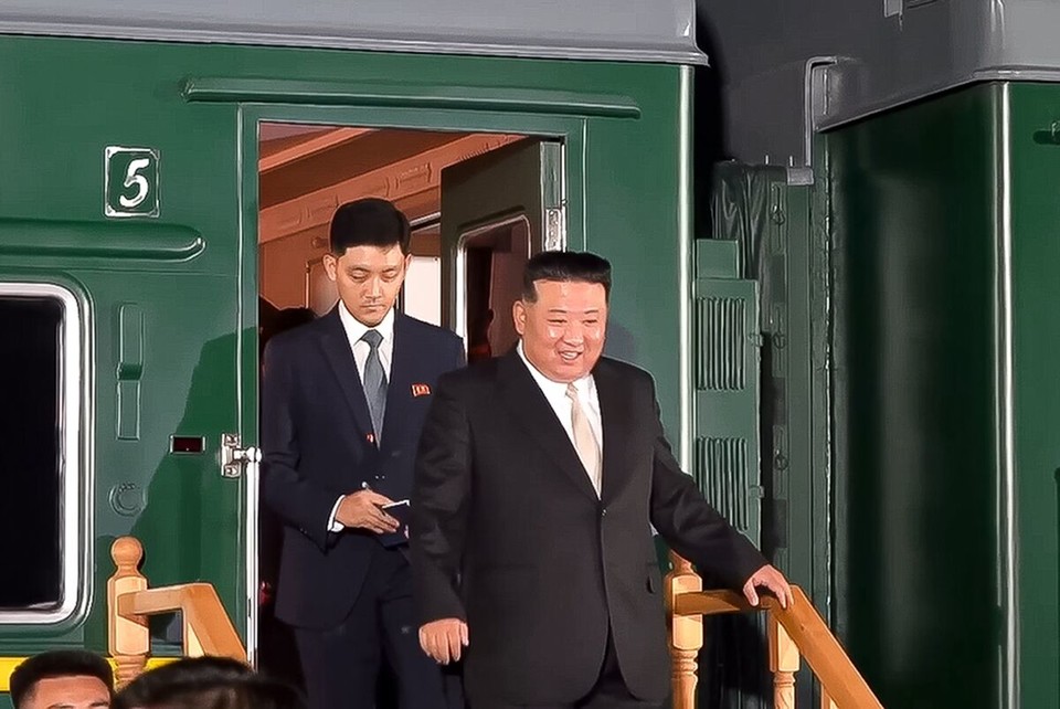 전용열차를 통해 러시아를 방문한 김정은 북한 국무위원장이 극동 하산역에서 하차하고 있다[AP 캡처]