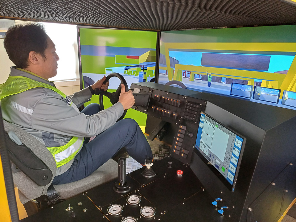 한화오션 거제사업장에 위치한 블록운반팀 VR 교육장에서 ‘VR 기반 트랜스포터 시뮬레이터’를 통해 트랜스포터 운행 실습이 진행되고 있다.(사진=한화오션 제공)