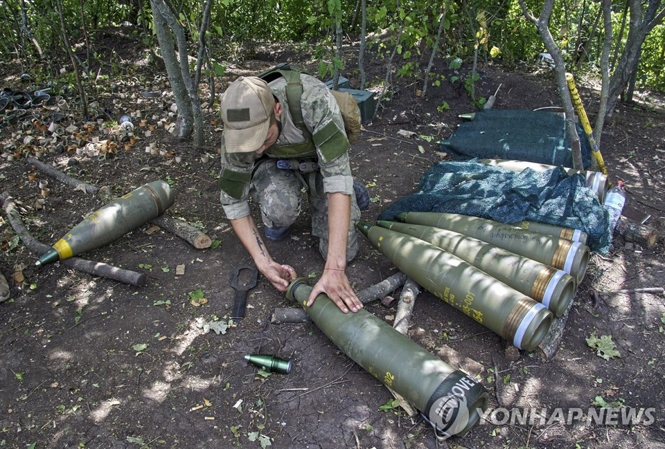 M777 곡사포 포탄을 점검하는 우크라이나 병사[EPA= 연합뉴스 자료 사진]
