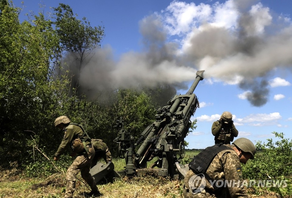 돈바스 전선서 미국제 M777 곡사포를 발사하는 우크라이나군[EPA=연합뉴스]