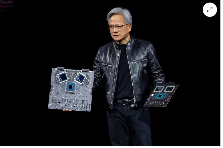   젠슨 황 엔비디아 CEO가 H100과 최근 공개한 최첨단 AI칩인 H200을 선보이고 있다. 사진=블룸버그통신
