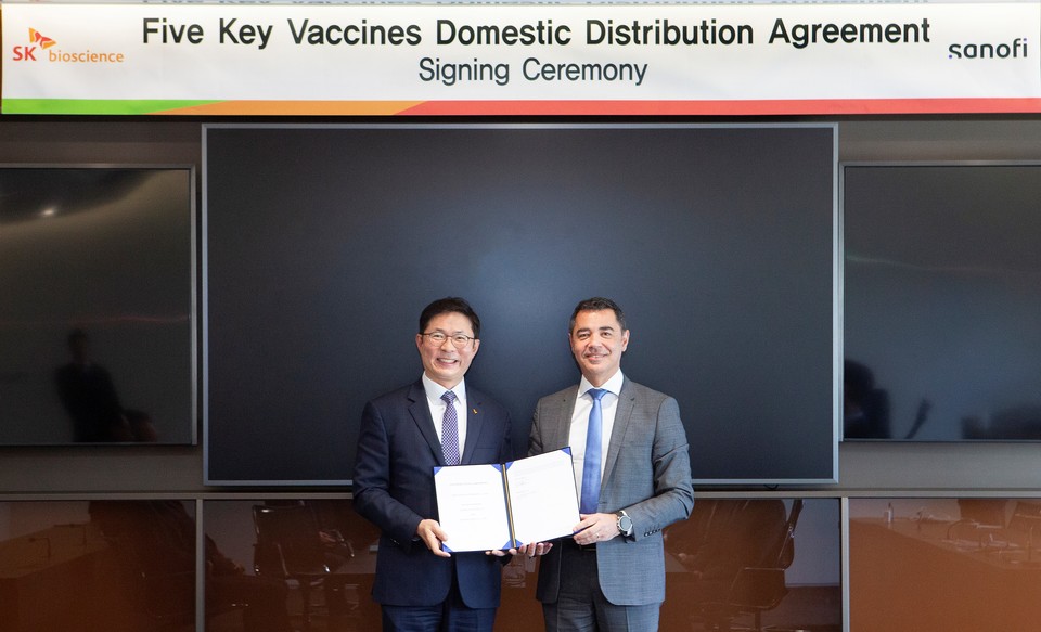 SK바이오사이언스와 사노피 코리아가 주요 5종 백신에 대한 유통 계약을 체결했다. 오른쪽은 사노피 백신사업부 파스칼 로빈(Pascal Robin) 대표./사진=SK바이오사이언스