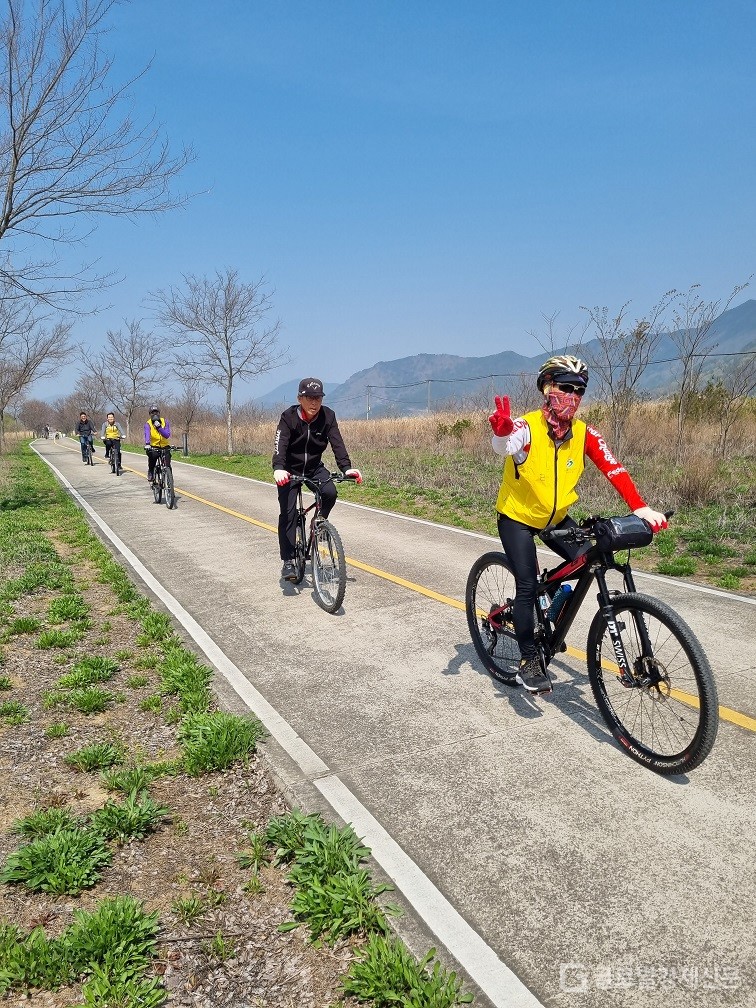 낙동강 자전거길에서 자전거를 즐기고 있는 시민들 모습./사진=창원시