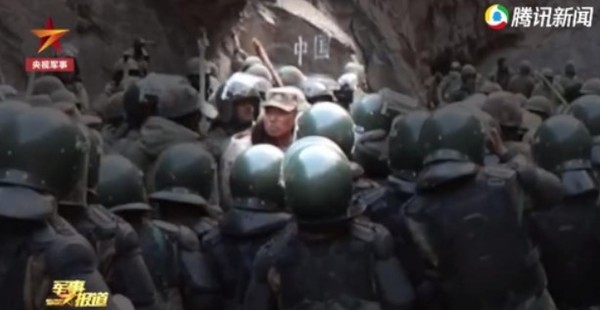 중국 측이 공개한 지난해 6월 중국과 인도간 국경충돌 장면으로, 교섭에 나섰던 중국군이 다수의 인도군에 둘러싸여있는 모습. (CCTV 캡처)