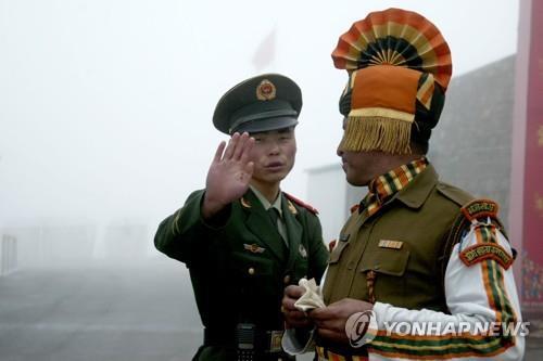 인도-중국 국경 지대의 중국군(왼쪽)과 인도군[AFP=연합뉴스 자료 사진]