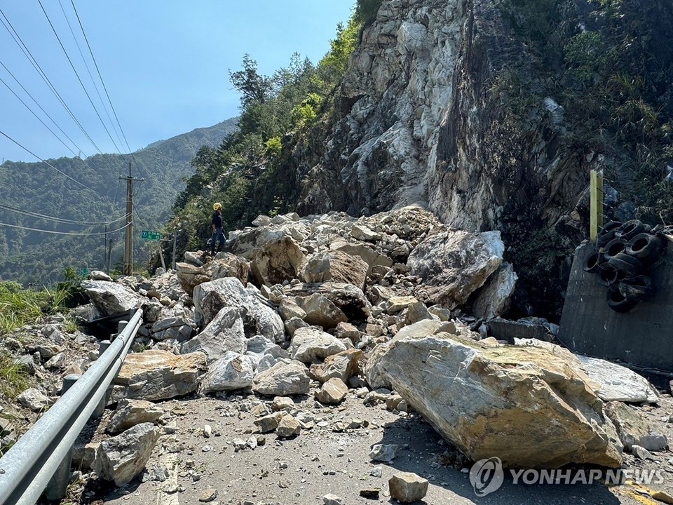 강진으로 바위들이 떨어진 대만의 도로[AFP=연합뉴스]