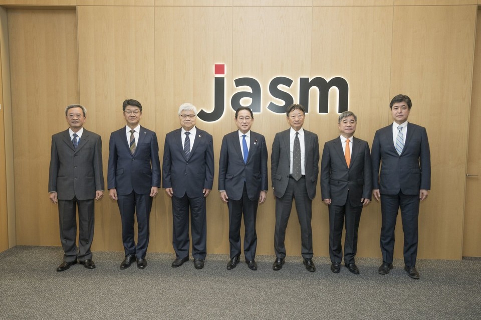기시다 후미오 일본 총리(가운데)가 6일 구마모토현에서 TSMC, 소니 등 반도체업체 관계자들과 기념촬영을 하고 있다[TSMC 제공]