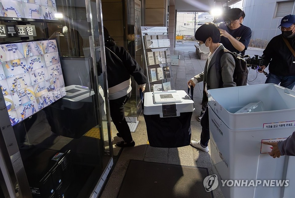 총선 사전투표율 역대 최고 31.28%, 이송되는 투표함