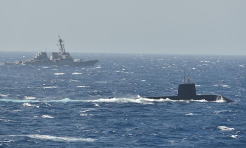 16일 연합훈련 중인 미국 구축함과 일본 잠수함[일본 해상자위대 제공. 연합뉴스]