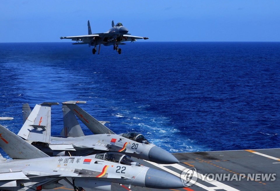 중국군 항공모함 랴오닝함에 착함하는 J-15 전투기[신화=연합뉴스 자료 사진]