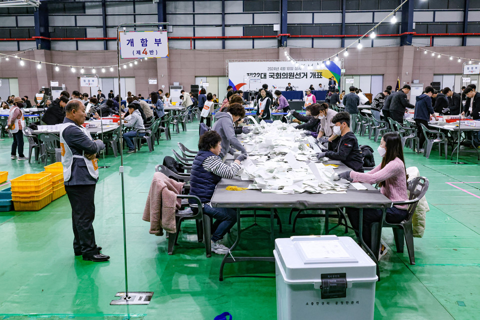 포항지역 본격 개표시작북구 김정재, 남울릉 이상휘 타 후보 크게 앞서