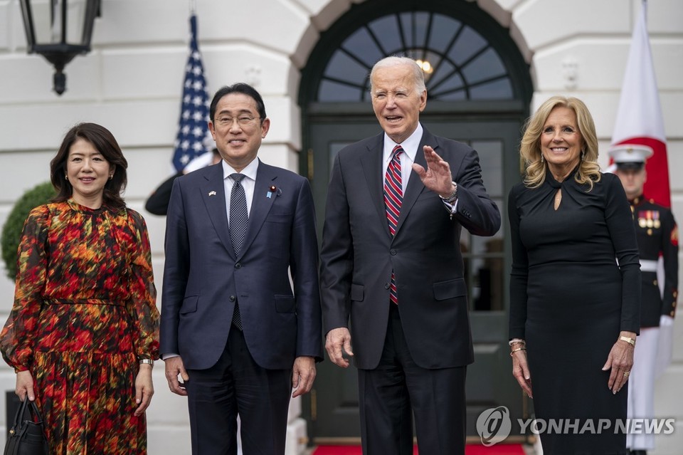 조 바이든 미국 대통령과 질 바이든 여사가 9일(현지시간) 워싱턴DC 백악관에서 기시다 후미오 일본 총리와 유코 여사를 환영한 뒤 기념사진을 촬영하고 있다[UPI=연합뉴스]