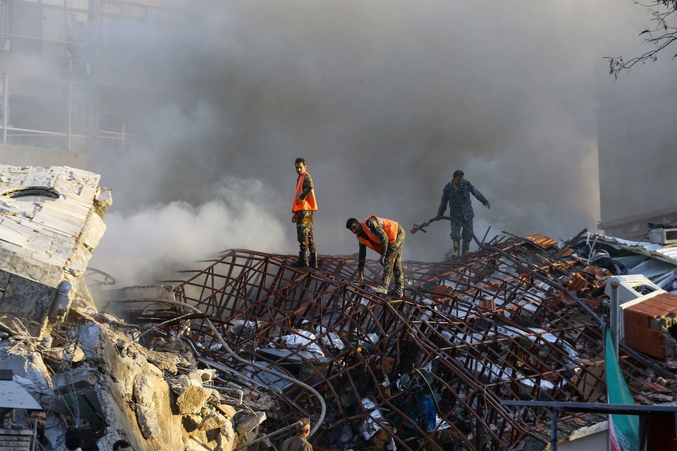 이스라엘의 공습으로 파괴된 시리아 주재 이란 영사관 잔해를 수색하는 구조대원들[AFP/게티이미지]