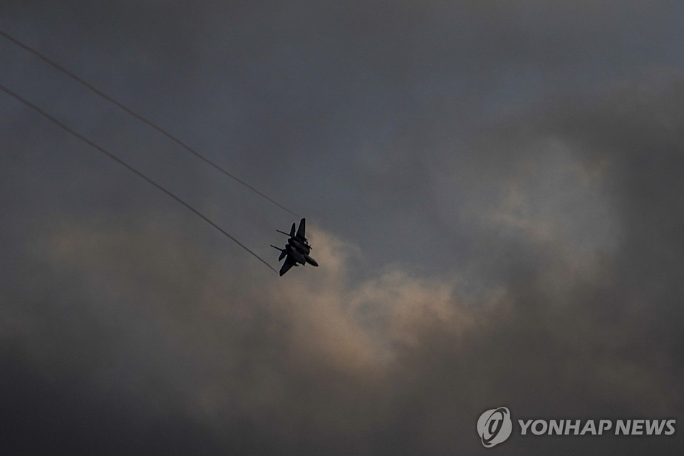레바논과의 국경지대 상공을 비행 중인 이스라엘군 F-15 전투기[AP=연합뉴스 자료 사진]