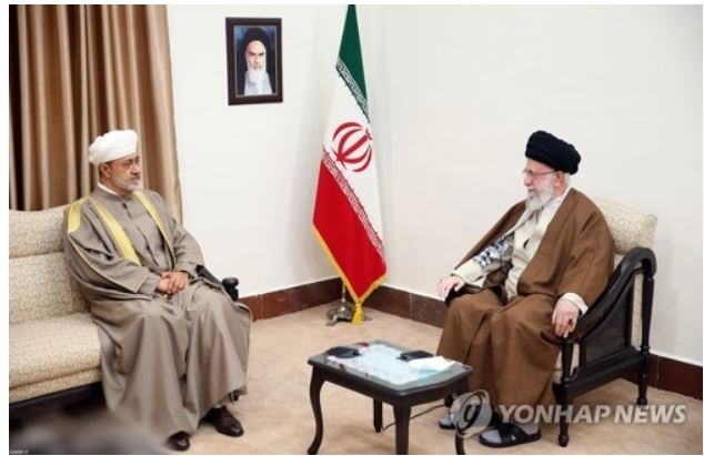   이란 최고지도자 아야톨라 세예드 알리 하메네이(오른쪽). 사진=연합뉴스  