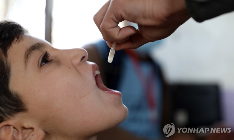 경구용 콜레라 백신을 먹는 어린이[EPA=연합뉴스 자료 사진]