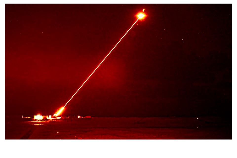 영국이 개발한 레이저무기체계 '드래건파이어'의 사격 장면[영국 국방부 제공]