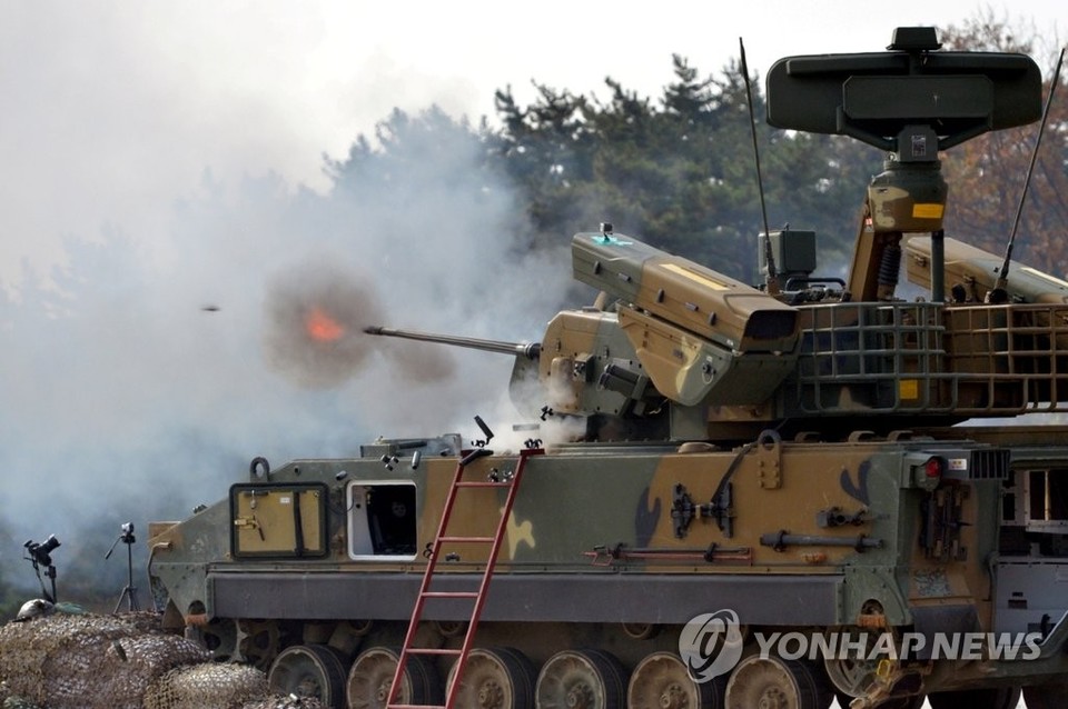 육군이 16일 서해안 안흥사격장에서 '비호복합' 실제사격 훈련 중 30mm 자주대공포(비호)를 사격하고 있다[연합뉴스]