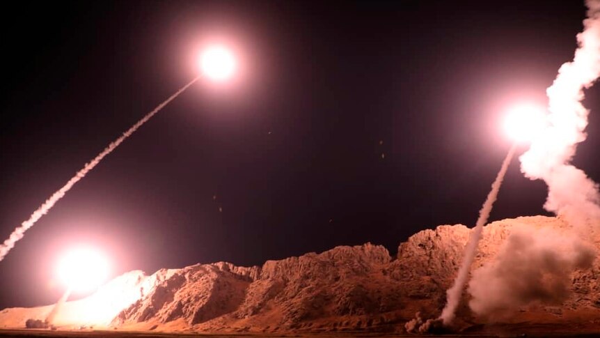 이란이 시리아 내 반군 세력을 향해 미사일 보복을 하는 장면[ABC뉴스 캡처]