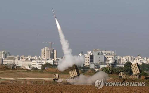 로켓 요격을 위해 발사되는 이스라엘의 단거리. 저고도 방공미사일 '아이언 돔'[EPA=연합뉴스]