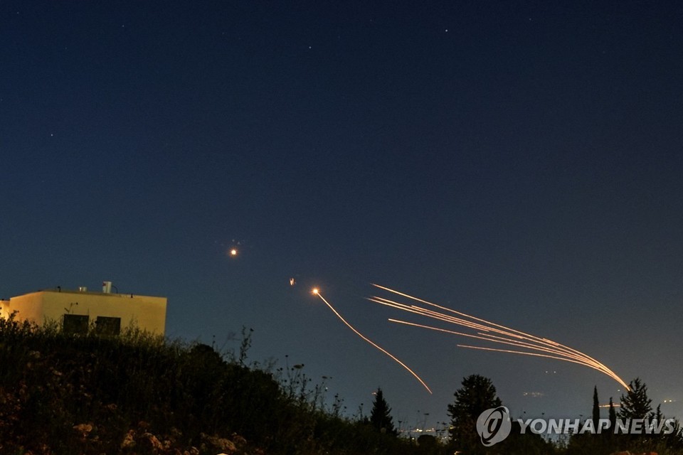 레바논에서 날아오는 미사일을 요격 중인 이스라엘군 아이언돔 방공망[로이터=연합뉴스]