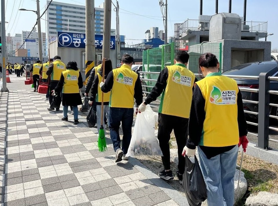 신천지 부산교회가 지난달 23일 사하구에 위치한 하단성전 일대에서 ‘클린하단’ 캠페인을 진행한 가운데 봉사자들이 쓰레기를 수거해 이동하고 있다. (제공: 신천지 부산교회)