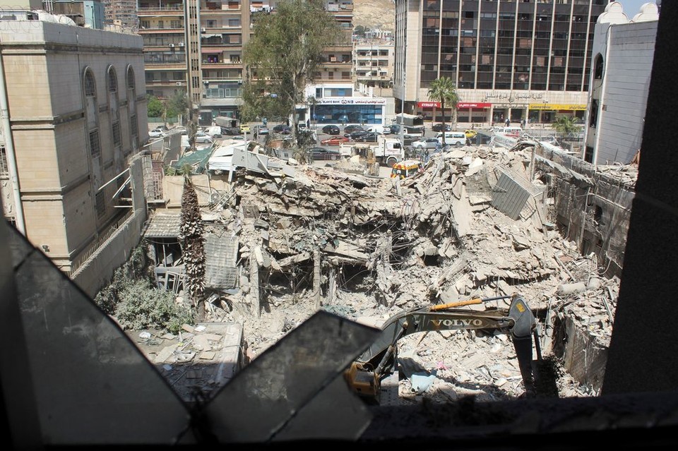 이스라엘의 공습으로 폐허가 된 시리아 주재 이란 대사관 부속 영사관 건물[로이터 캡처]