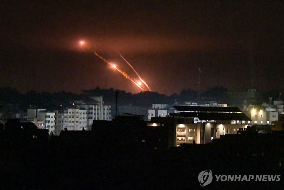 27일(현지시간) 이스라엘의 지상작전 확대 속 하마스가 로켓을 가자지구에서 이스라엘로 일제사격하는 모습[AFP=연합뉴스]