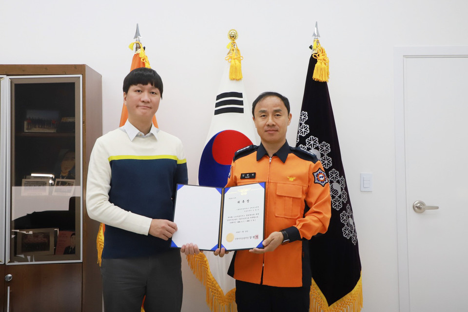 국제성모병원 김종선 교수(좌)가 강한석 인천서부소장으로부터 구급지도의사 위촉장을 받았다. (제공 = 인천서부소방서)