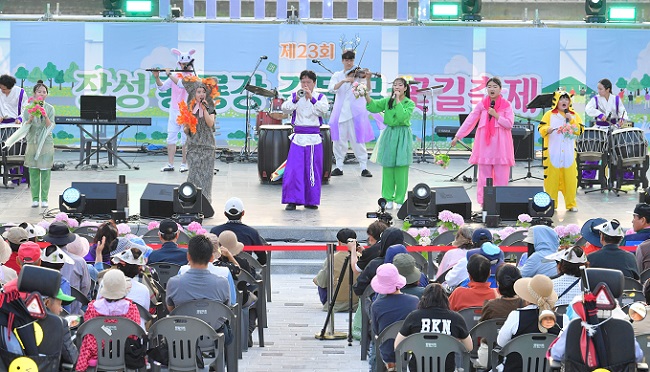 지난 5월 길동무 꽃길축제에서 창극 공연 중인 청강창극단 /자료사진