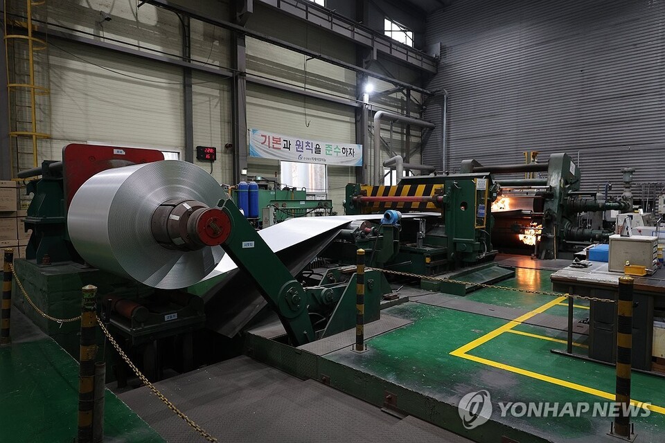 EU, 내달부터 철강 수입량 최대 15% 감축…韓도 영향