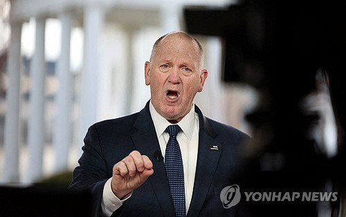 美<b>국경</b> '<b>차르</b>', <b>추방</b>자 '<b>갱단원</b> 여부' 논란에 "모두 테러리스트"