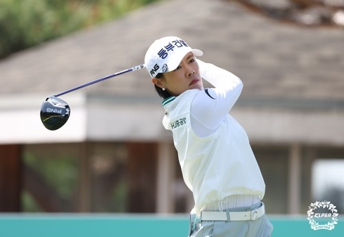 '엄마 골퍼' <b>박주영</b>, <b>KLPGA</b>투어 <b>iM금융오픈</b> 2R서도 선두