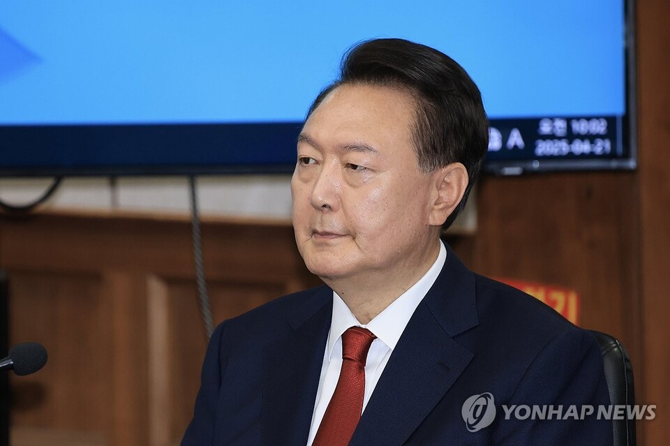 尹측-경비단장 '<b>의원끌어내기</b>' <b>공방</b>…"임의해석" vs "이례적 명령"