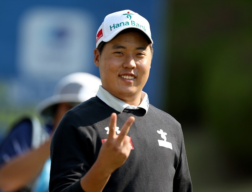 발달 장애 프로 골퍼 <b>이승민</b>, <b>우리금융 챔피언십</b> 2R 4위 '선전'