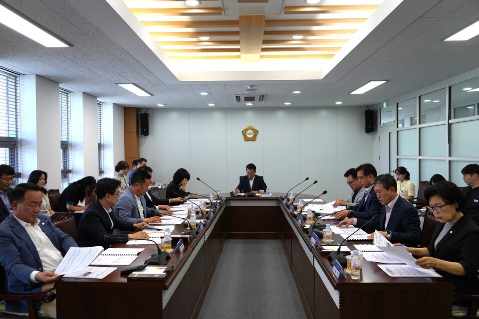 5일 영천시의회에서 열린 전체의원 정례간담회 모습.(사진=영천시의회)