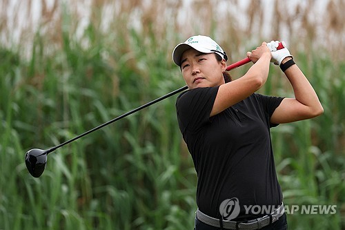<b>이일희</b>, 12년 만에 LPGA 우승 기... …2라운드도 <b>선두</b>