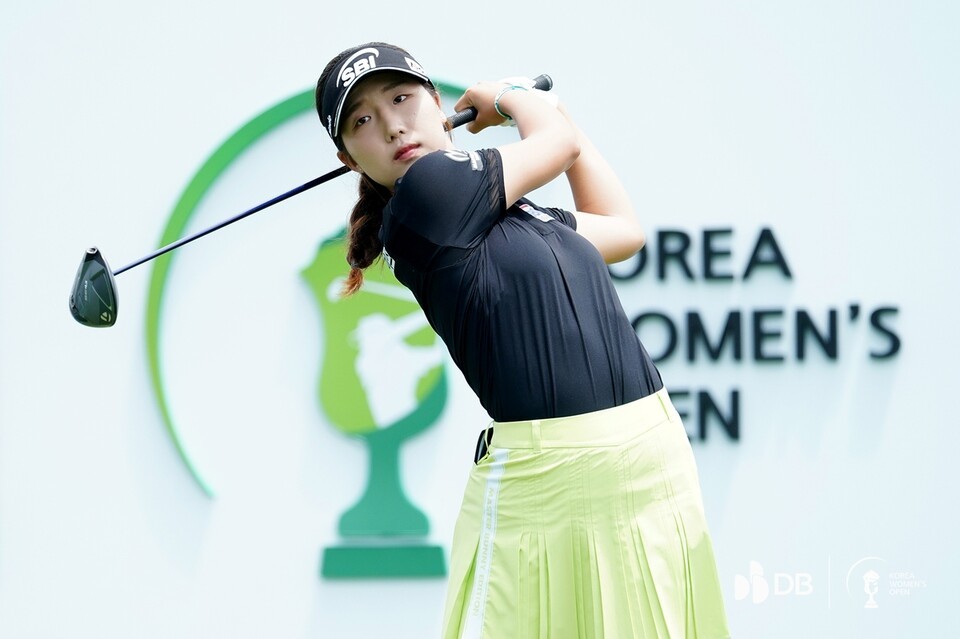 KLPGA 장타여왕 이동은, <b>한국여자오픈</b> 3R 공동 <b>선두</b>