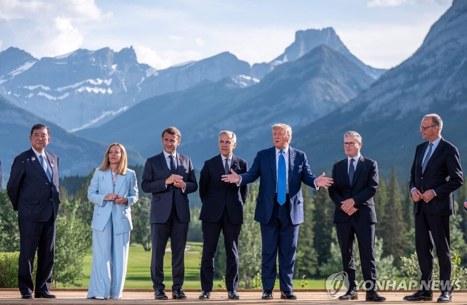 G7 정상들 "세계경제에 심각한 해"…<b>트럼프</b>에 <b>관세철회 촉구</b>