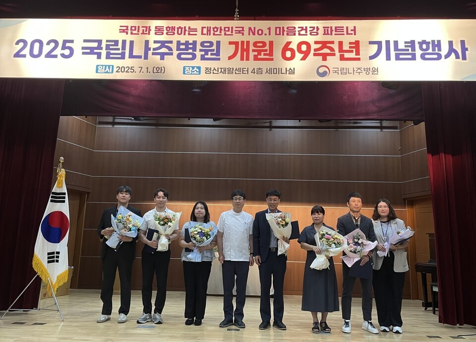 김상길 전라남도자원봉사센터장(왼쪽 다섯 번째)과 보건복지부장관 표창 수상자들이 기념촬영을 하고 있다. [사진=전라남도자원봉사센터 제공]