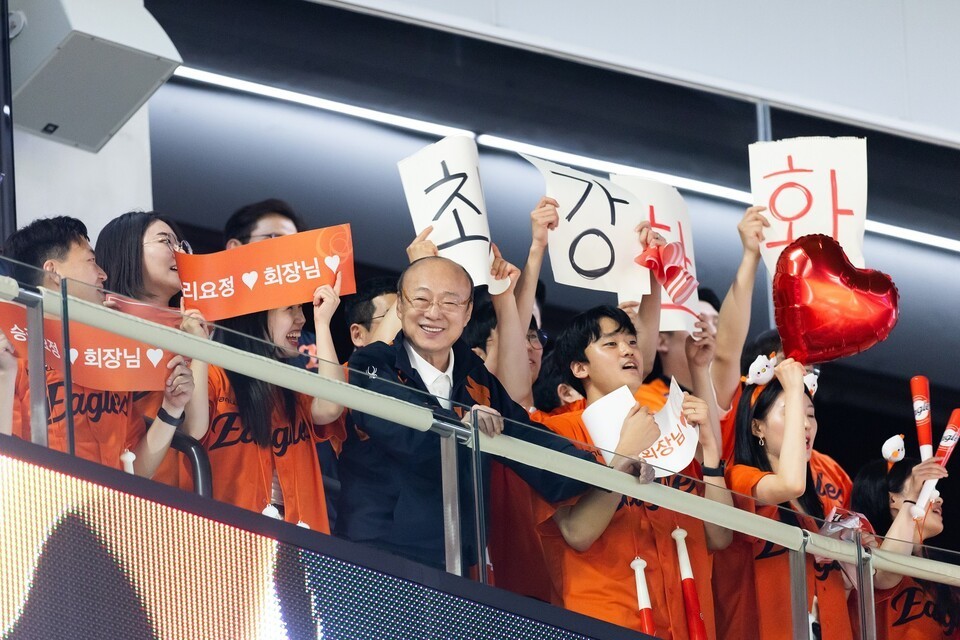 '<b>우승</b> 진행시켜~' <b>한화이글스</b> 승리 요정 김승연 회장, '전반기 1위' 야구...